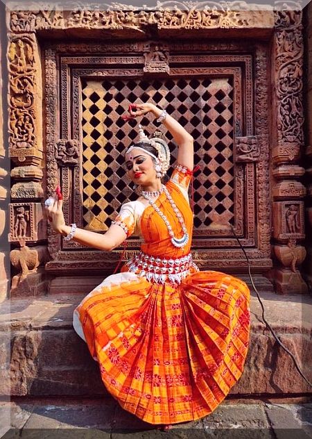 Bharatanatyam- Classical Indian Dance 10 week series In-person & Online  With Janani Lakshmanan - Still & Moving Center